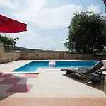 Luna With Pool פורץ