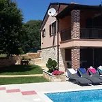 Luna With Pool בית נופש