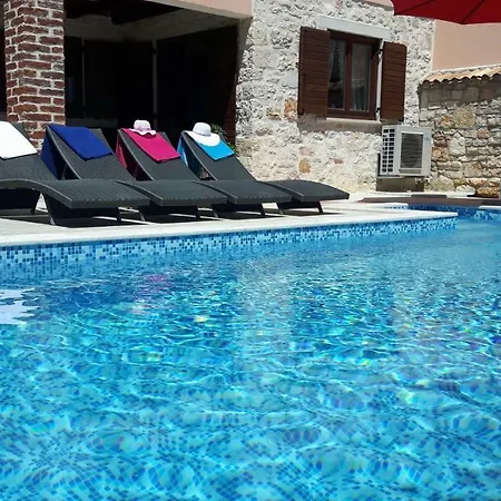 Luna With Pool Ferienhaus Poreč