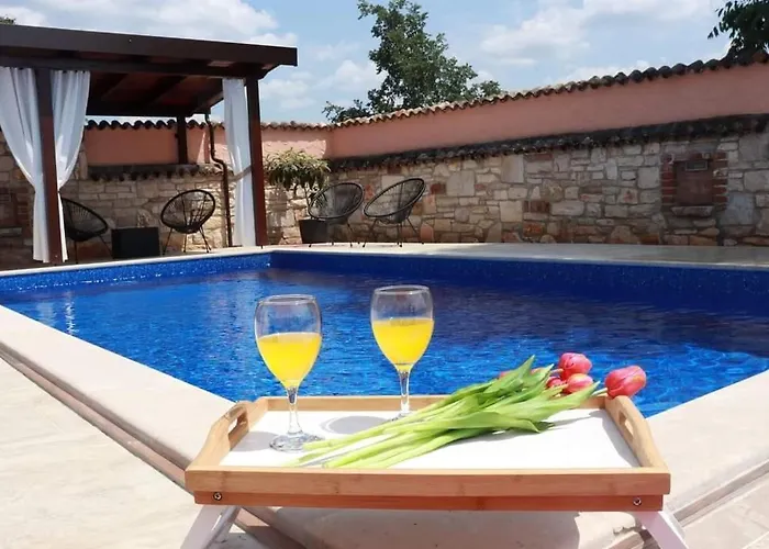Luna With Pool