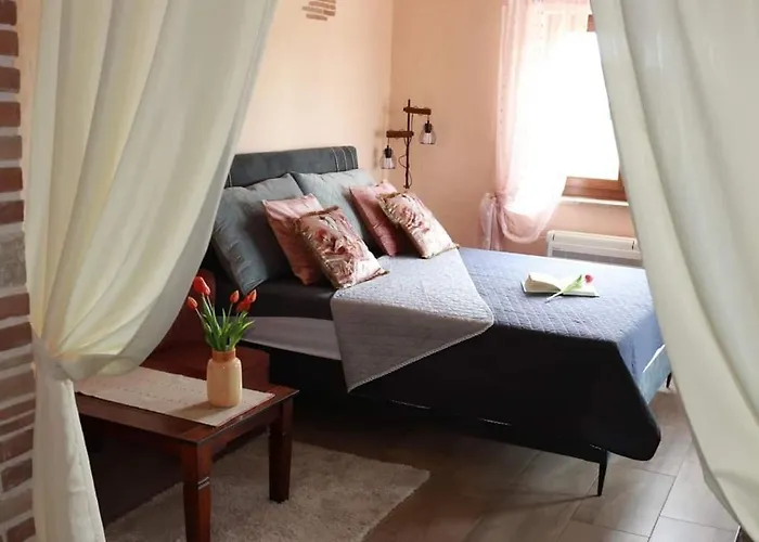 Luna With Pool 펜션 포레치