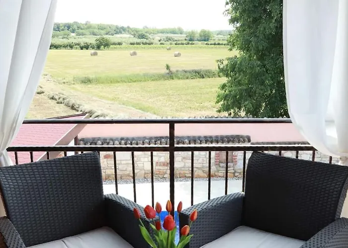 Luna With Pool 펜션 포레치