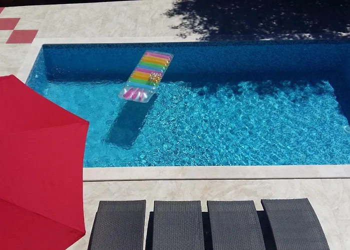 펜션 Luna With Pool