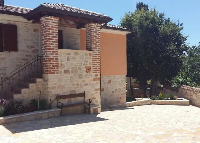 Luna With Pool 펜션 포레치