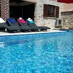Luna With Pool Vakantiehuis Poreč