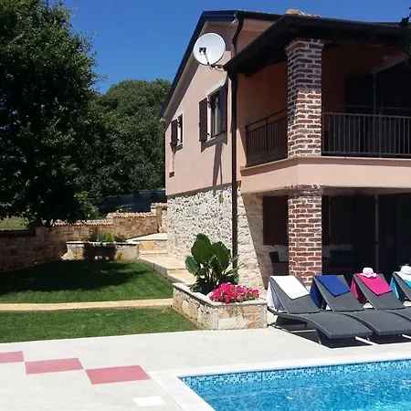 Luna With Pool Vakantiehuis